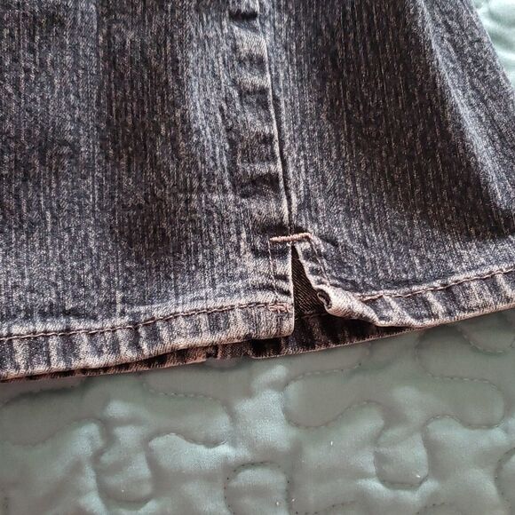 Gloria Vanderbilt Bermuda Jean Shorts. Size 16 - Picture 3 of 10